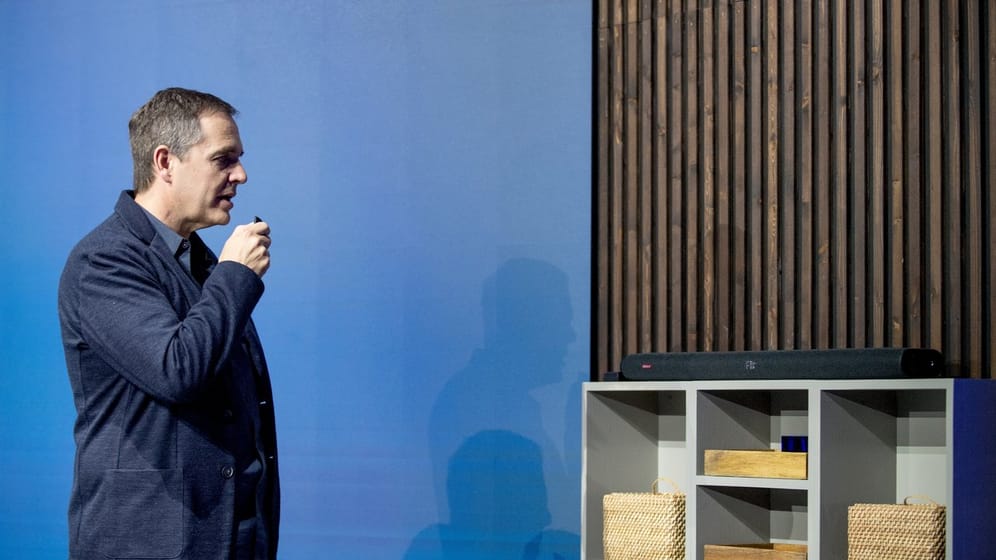 Alles hört auf mein Kommando: Amazon-Manager Marc Whitten zeigt auf der IFA eine Soundbar, die sich mit der Sprachsoftware Alexa steuern lässt.