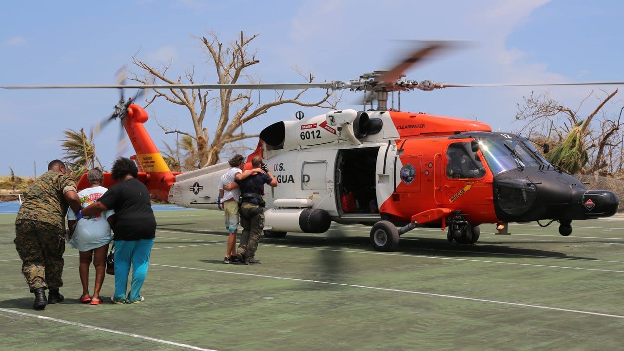 US-Küstenschutzteams fliegen verletzte Überlebende auf den Bahamas per Hubschrauber aus.