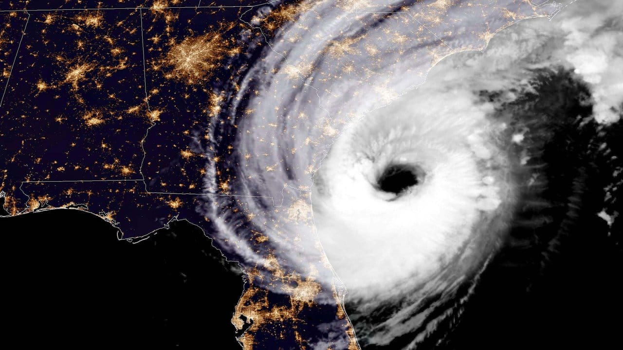 Ein Satellitenbild zeigt den Hurrikan Dorian bei Nacht vor der Küste des US-Bundesstaats Georgia.