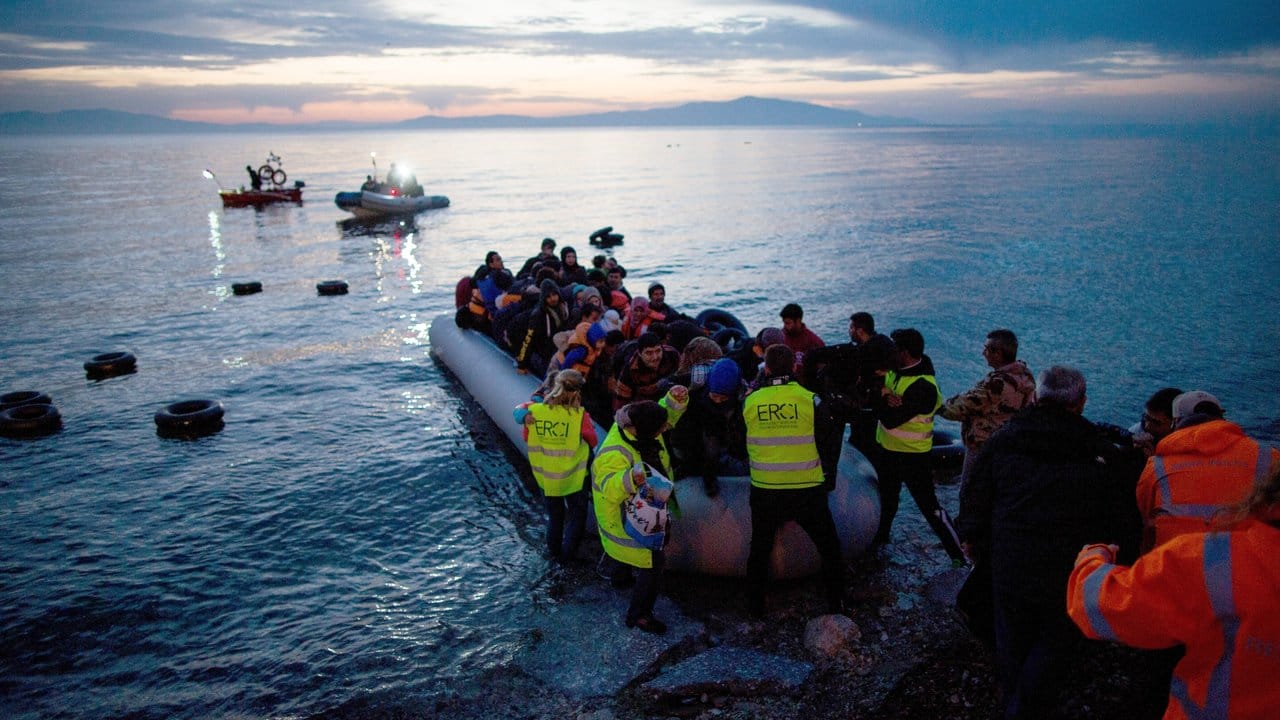 Flüchtlinge kommen in einem Schlauchboot auf der griechischen Insel Lesbos an.