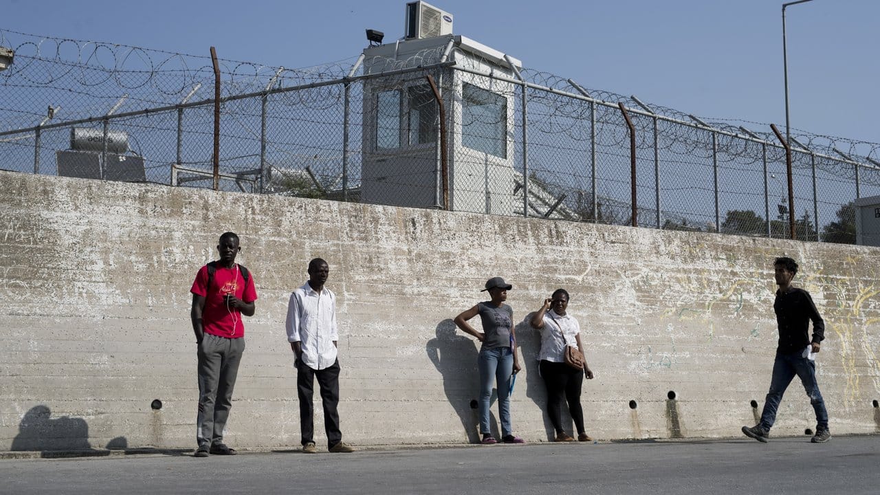 Mauer des Flüchtlingslagers Moria auf der griechischen Insel Lesbos.