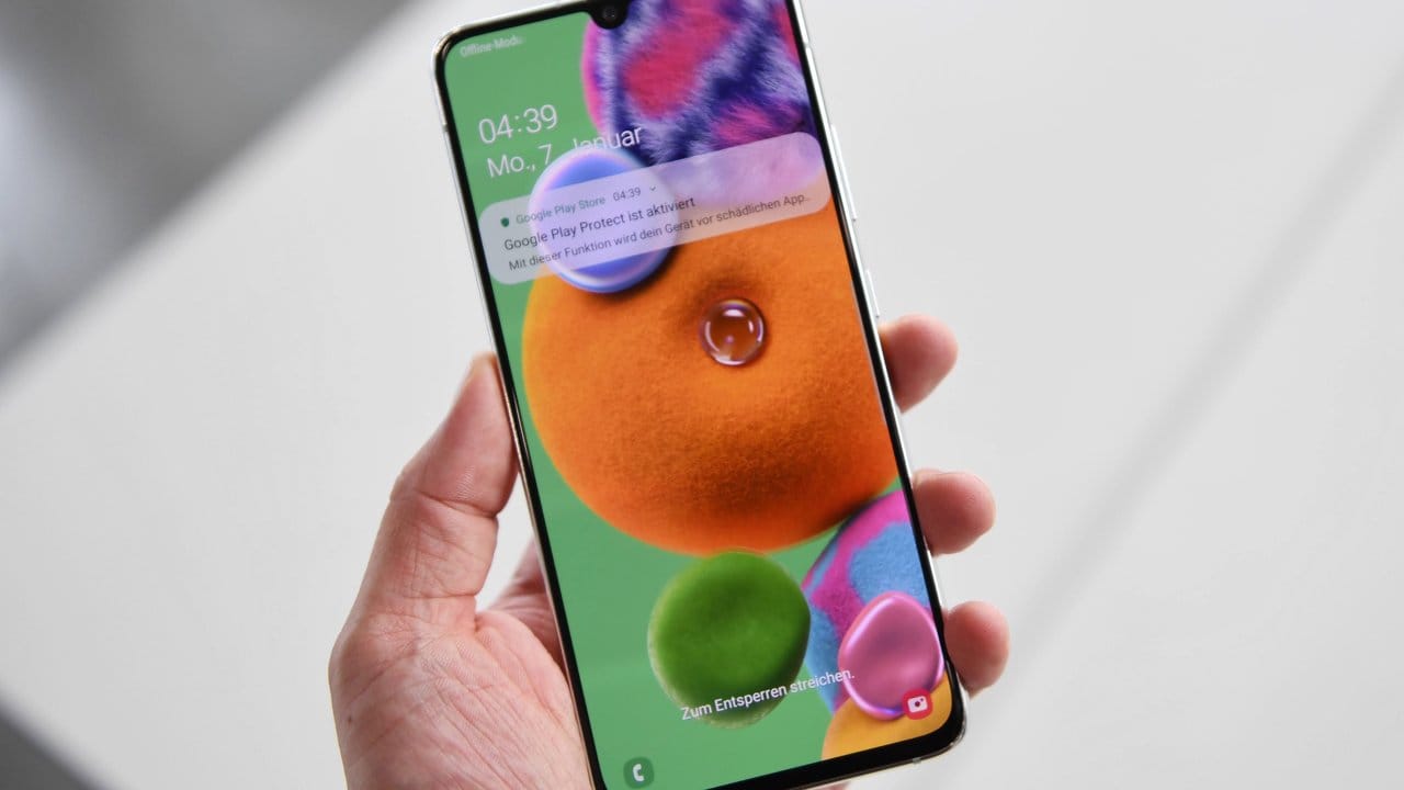 Mit dem Galaxy A90 hat Samsung auf der Messe ein weiteres neues 5G-fähiges Smartphone mit 6,7 Zoll großem AMOLED-Display vorgestellt. Mit dem Galaxy A90 hat Samsung auf der Messe ein weiteres neues 5G-fähiges Smartphone mit 6,7 Zoll großem AMOLED-Display vorgestellt.
