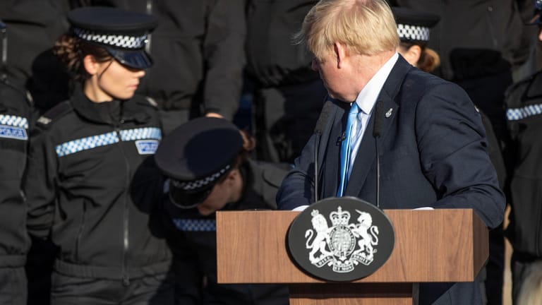 Boris Johnson schaut sich um, als eine Kadettin zu Boden geht: Anschließend redete der Premierminister weiter – was ihm Kritik einbrachte.