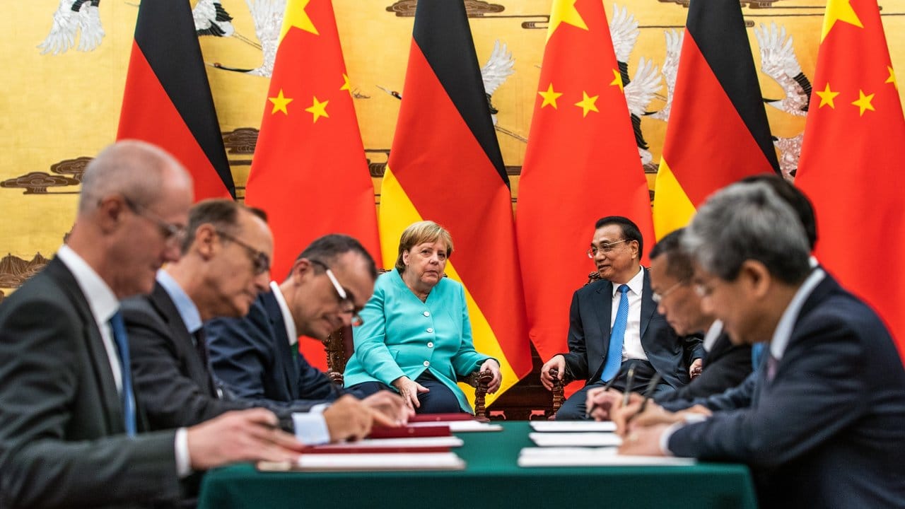 Bundeskanzlerin Angela Merkel und Chinas Ministerpräsident Li Keqiang beoebachten die Unterzeichnung von Wirtschaftsabkommen in der Großen Halle des Volkes in Peking.