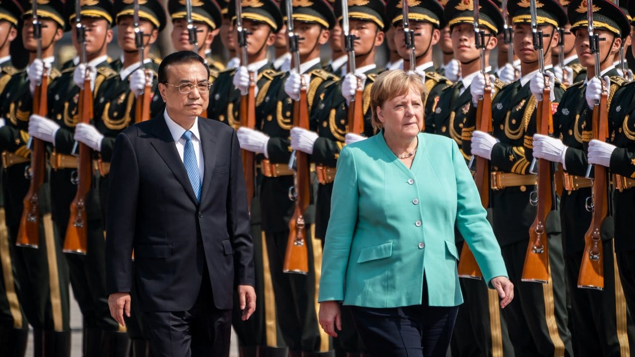 Merkel wird von Li Keqiang mit militärischen Ehren vor der Großen Halle des Volkes empfangen.