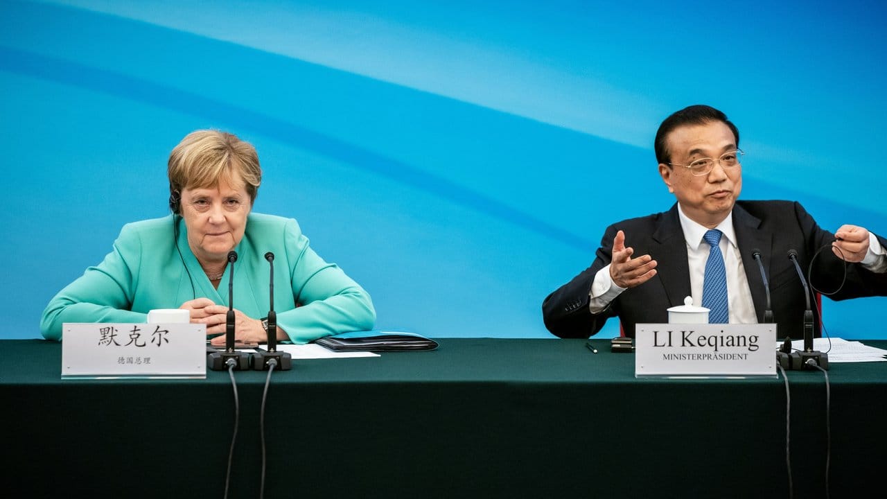 Merkel und Li Keqiang nehmen an einer Sitzung des Beratenden Ausschusses der Deutsch-Chinesischen Wirtschaft teil.