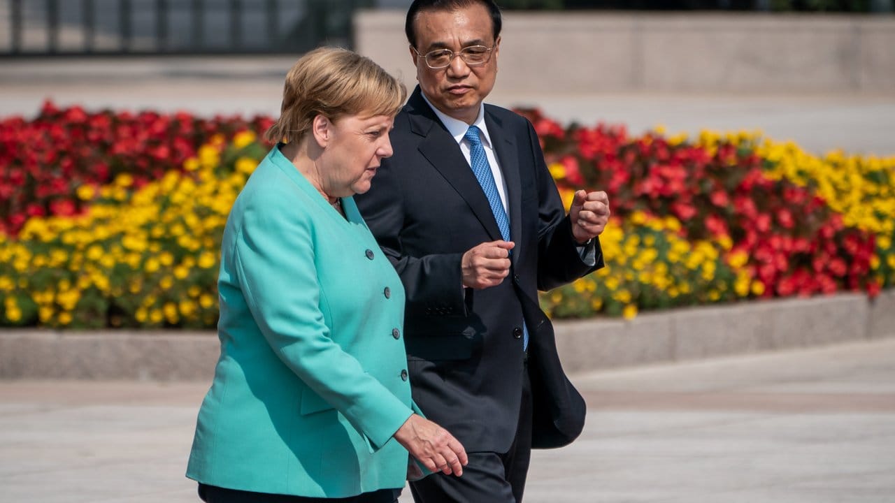 Merkel und Li Keqiang vor der Großen Halle des Volkes.