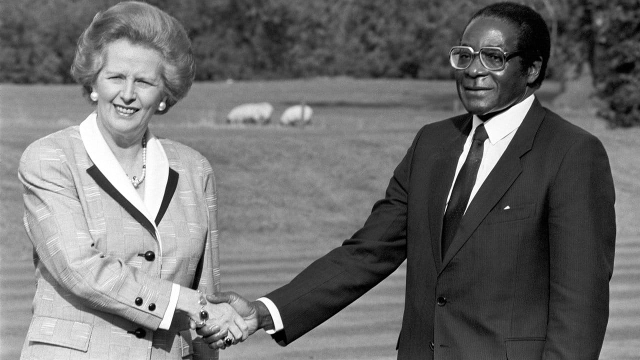 Die damalige britische Premierministerin Margaret Thatcher reicht Mugabe 1988 in London die Hand.