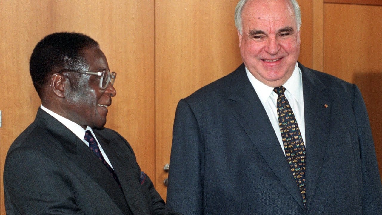 Der damalige Bundeskanzler Helmut Kohl empfing Mugabe 1998 im Bonner Kanzleramt.