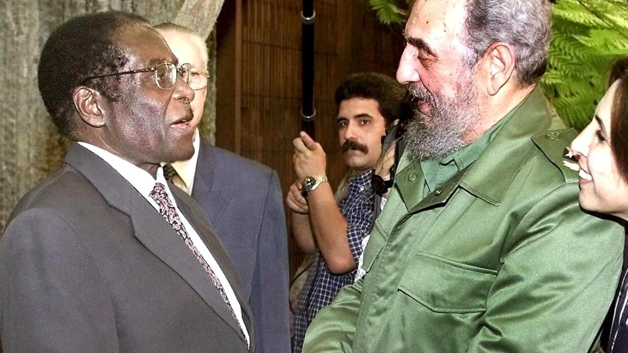 Mugabe wird 2002 vom kubanischen Staatschef Fidel Castro in Havanna begrüßt.