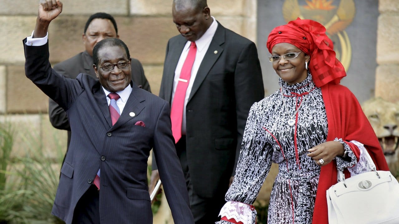 Robert Mugabe 2009 mit seiner Frau Grace bei der Zeremonie zur Amtseinführung für den damaligen südafrikanischen Präsidenten Jacob Zuma.