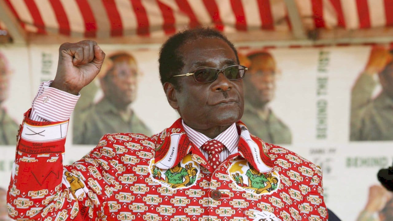 Mugabe reckt 2008 bei einer Wahlkampfveranstaltung die Faust in die Höhe.