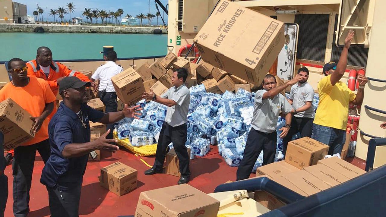 Helfen bringen in Freeport Hilfsgüter für die Bahamas an Land.