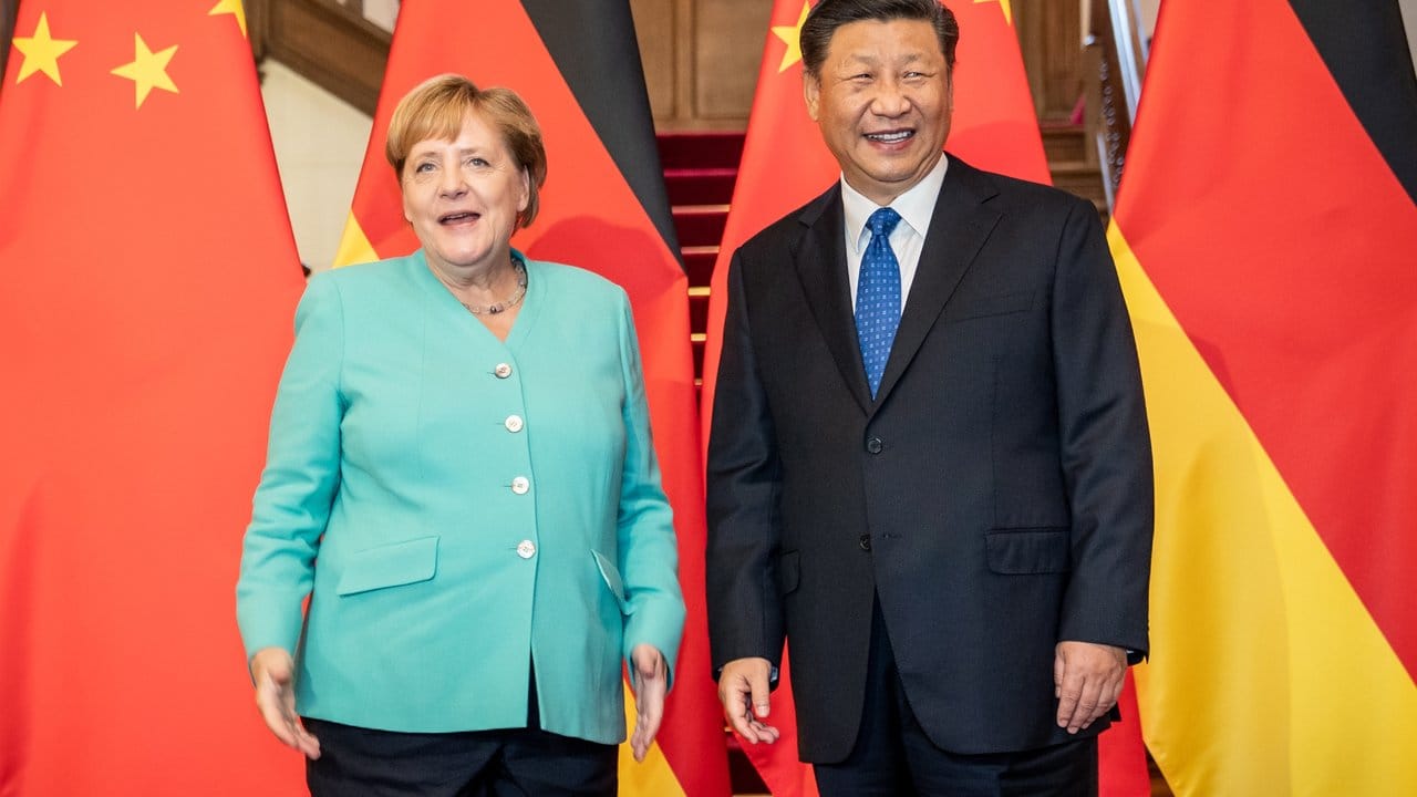 Angela Merkel wird im Gästehaus von Staatspräsident Xi Jinping vor Beginn eines Vieraugengesprächs begrüßt.
