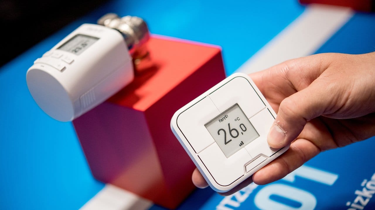 Mit dem neuen Thermostat-Schalter-Kombigerät Fritz!DECT 440 von AVM lassen sich die Smart-Home-Geräte des Herstellers steuern.