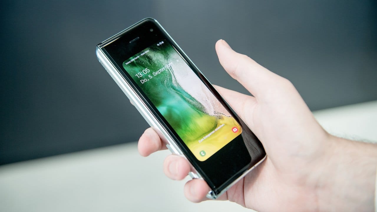 Neue Version, neue Technik: Die Verspätung bei der Entwicklung des Galaxy Fold hat Samsung genutzt, um dem Smartphone die neue Funktechnik 5G einzubauen - 100 Euro teurer wird es dadurch.