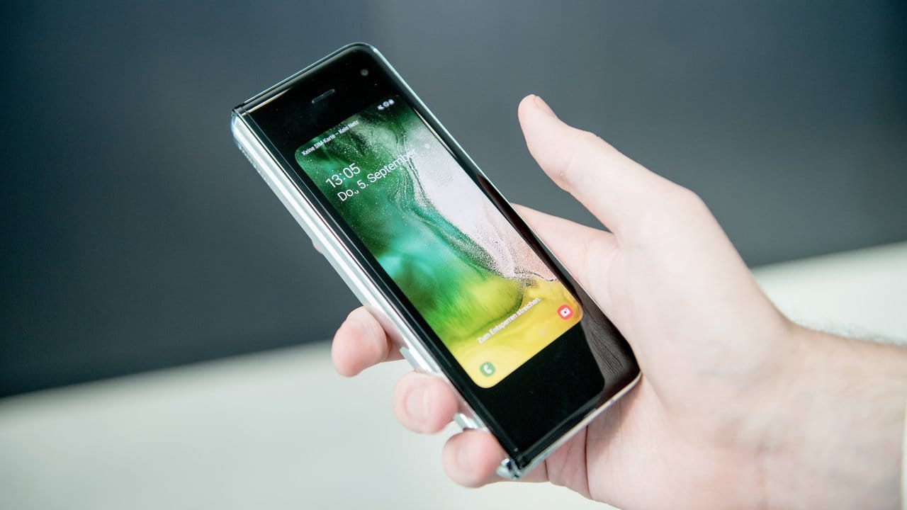 Neue Version, neue Technik: Die Verspätung bei der Entwicklung des Galaxy Fold hat Samsung genutzt, um dem Smartphone die neue Funktechnik 5G einzubauen - 100 Euro teurer wird es dadurch. Neue Version, neue Technik: Die Verspätung bei der Entwicklung des Galaxy Fold hat Samsung genutzt, um dem Smartphone die neue Funktechnik 5G einzubauen - 100 Euro teurer wird es dadurch.