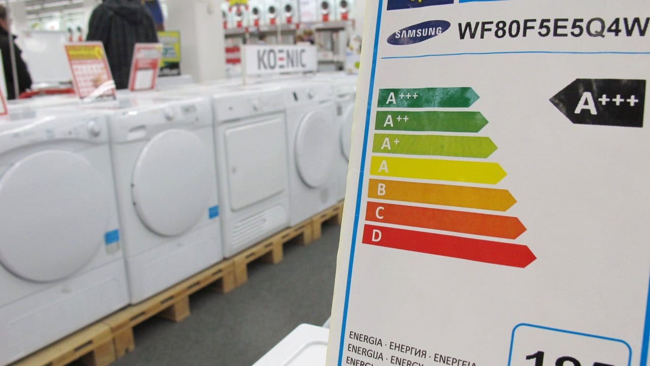 Ein Hinweisschild weist die Energieeffizienzklasse von Waschmaschinen aus.