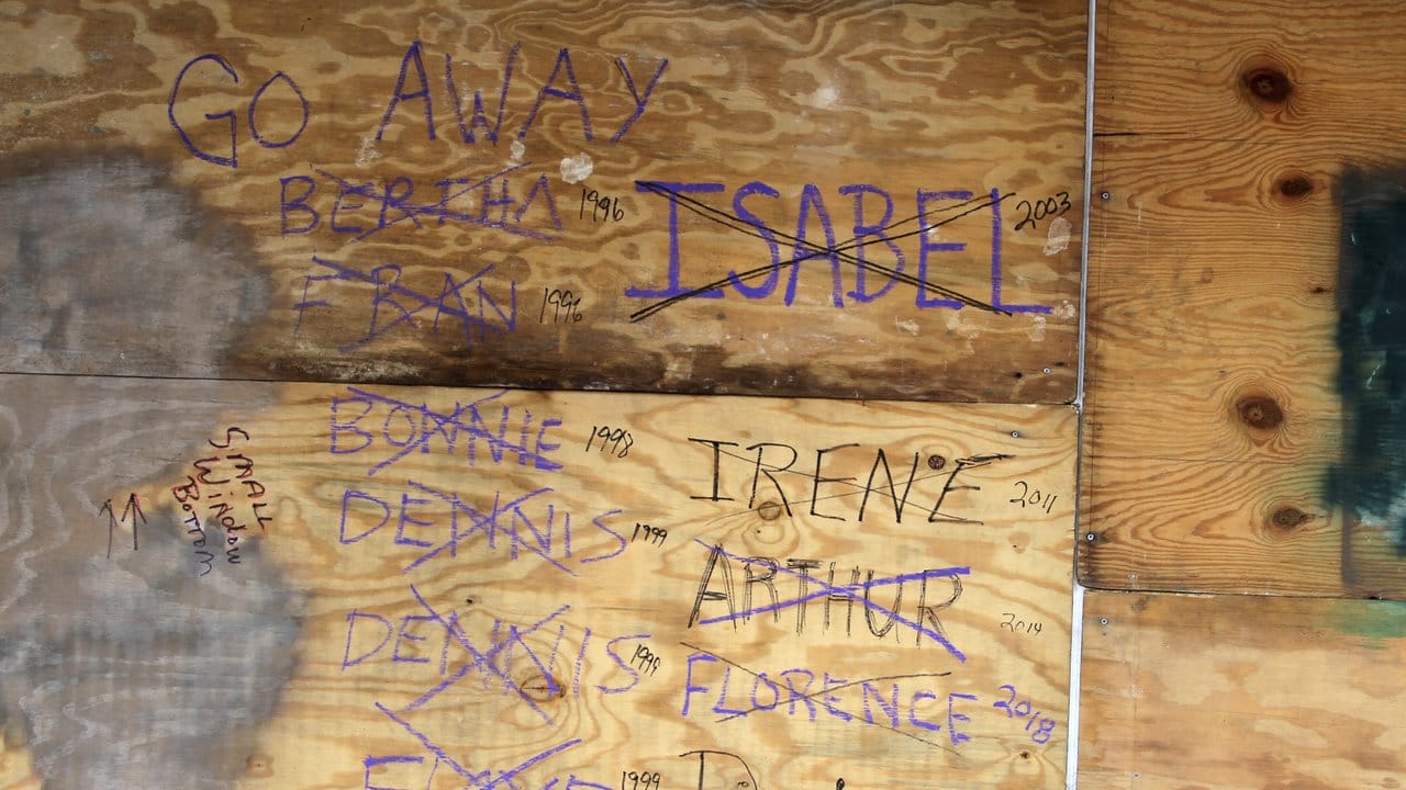 Holzplatten vor Ladenfenstern im Ort New Bern sind mit Namen von Hurrikans beschriftet, die seit 1996 den Ort getroffen haben.