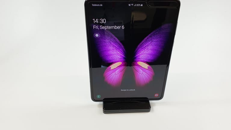 Das Galaxy Fold 5G erscheint in Deutschland am 18. September. Im aufgeklappten Zustand lässt sich das Gerät wie ein Tablet nutzen. Die Bildschirmdiagonale auf dem Hauptdisplay ist 7,3 Zoll.