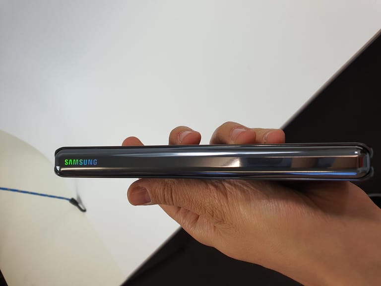 Als Arbeitsspeicher nennt Samsung 12 Gigabyte (GB) und 512 GB internen Speicher. Die gleichen Werte finden sich beim Note 10 Plus. Der Prozessor ist ein Achtkerner mit bis zu 3,85 GHz Leistung. Das Gerät ist 5G-fähig und hat zwei Doppelakkus mit jeweils 4.235 Milliamperestunden verbaut. Wie lange die Akkus in der Praxis halten, kann nur ein längerer Test zeigen.