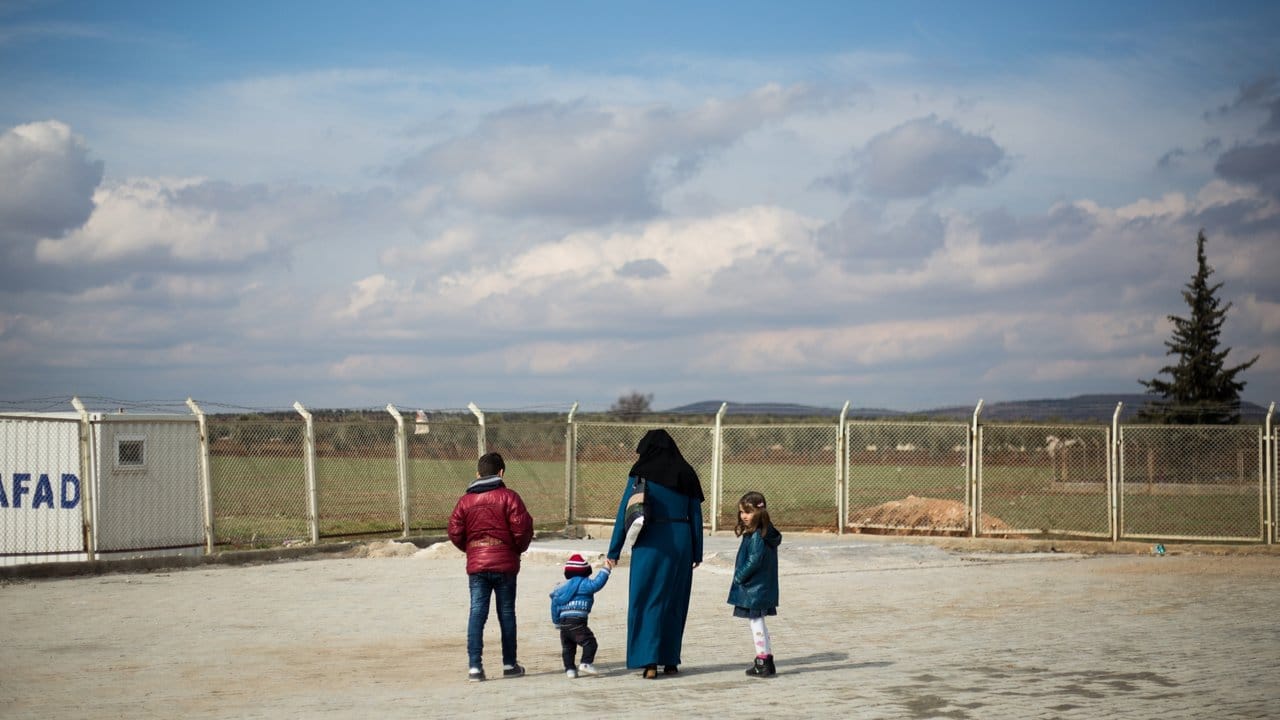 Das türkische Flüchtlingslager Kilis liegt nur einen Kilometer von der syrischen Grenze entfernt.