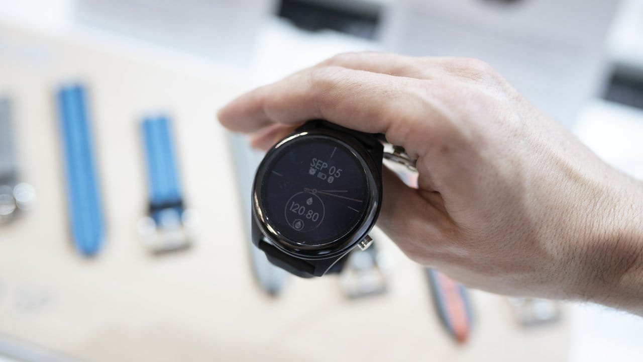 Die Vivo Watch SP von Asus will Modestück und Sportuhr zugleich sein.