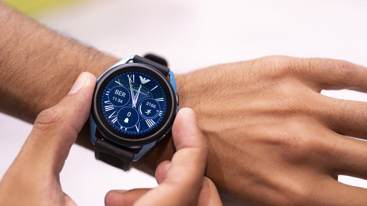 Fossil lässt mehrere Marken und Hersteller eigene Smartwatches auf Basis der eigenen Technik entwickeln - da darf auch Emporio Armani nicht fehlen.
