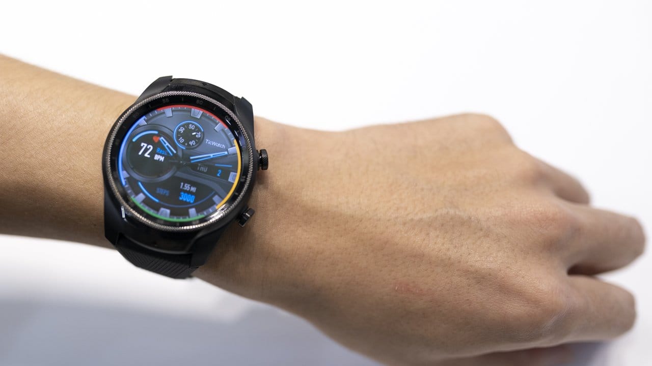 Autonome Smartwatch von Mobvoi: Die Ticwatch Pro 4G hat ein LTE-Modem an Bord.