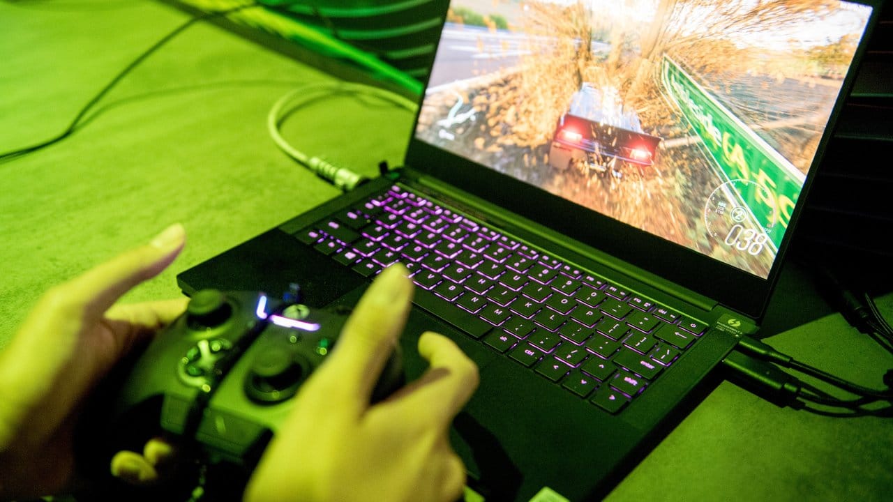 Blade Stealth 13 nennt Razer sein Gaming-Ultrabook - ein eher ungewöhnliches Format für mobile Spiele-Rechner. Blade Stealth 13 nennt Razer sein Gaming-Ultrabook - ein eher ungewöhnliches Format für mobile Spiele-Rechner.