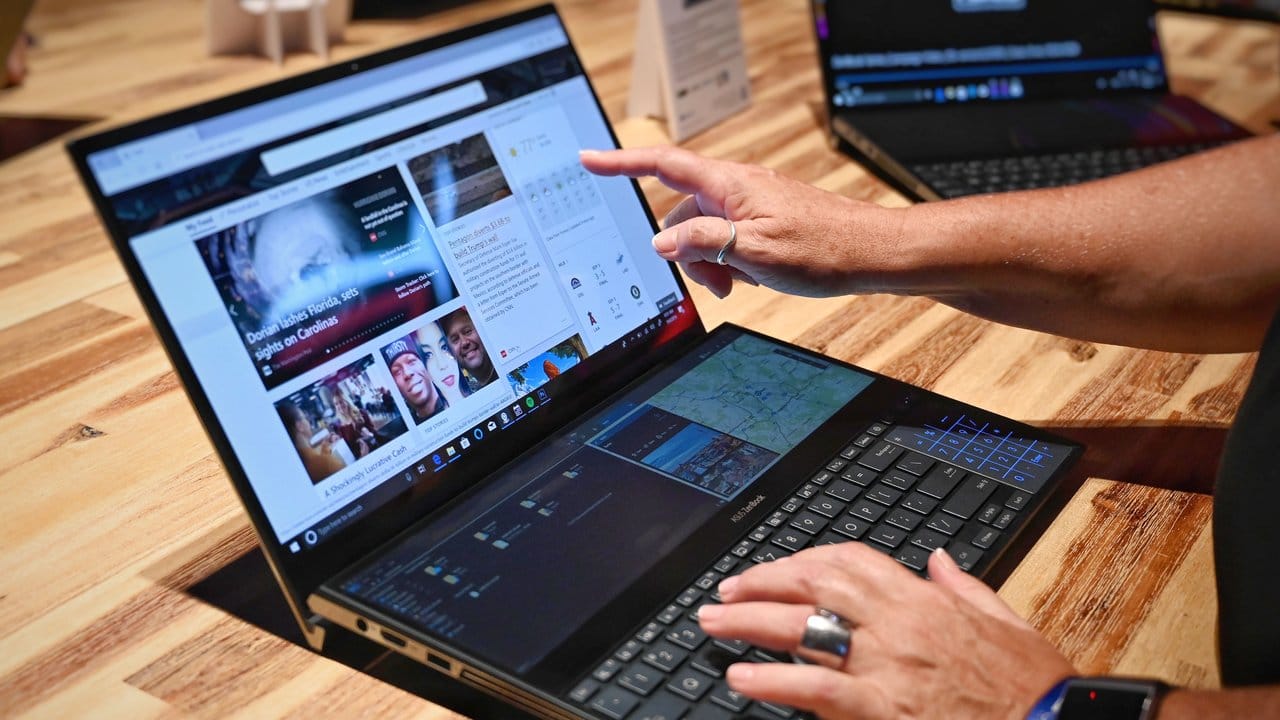Ungewöhnliches Design: Beim ZenBook Pro Duo von Asus befindet sich oberhalb der Tastatur ein flacher Extrabildschirm. Ungewöhnliches Design: Beim ZenBook Pro Duo von Asus befindet sich oberhalb der Tastatur ein flacher Extrabildschirm.