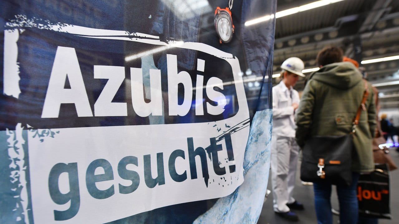 "Azubis gesucht" steht auf einem Banner am Stand einer Firma beim Forum Berufsstart Mitteldeutschland in Erfurt.