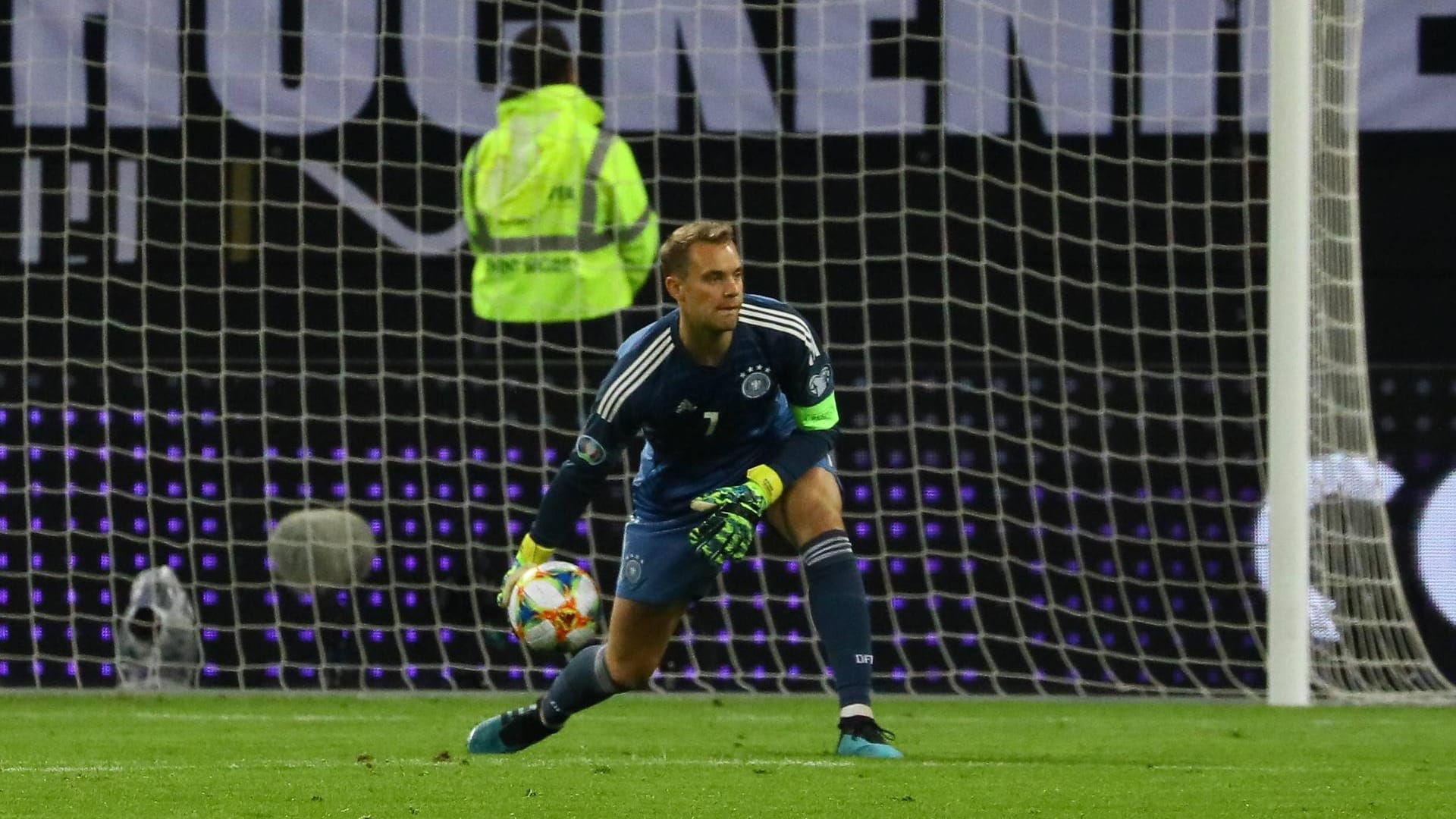 Manuel Neuer: Wer den Kapitän vor einem Jahr im DFB-Trikot erlebt hat, erkennt ihn möglicherweise nicht mehr wieder: damals nach langer Verletzung verunsichert, glänzt er nun wieder mit starken Paraden und Ruhe mit Ball am Fuß. Man mag sich gar nicht vorstellen, wie das Spiel ohne ihn ausgegangen wäre. Note 2