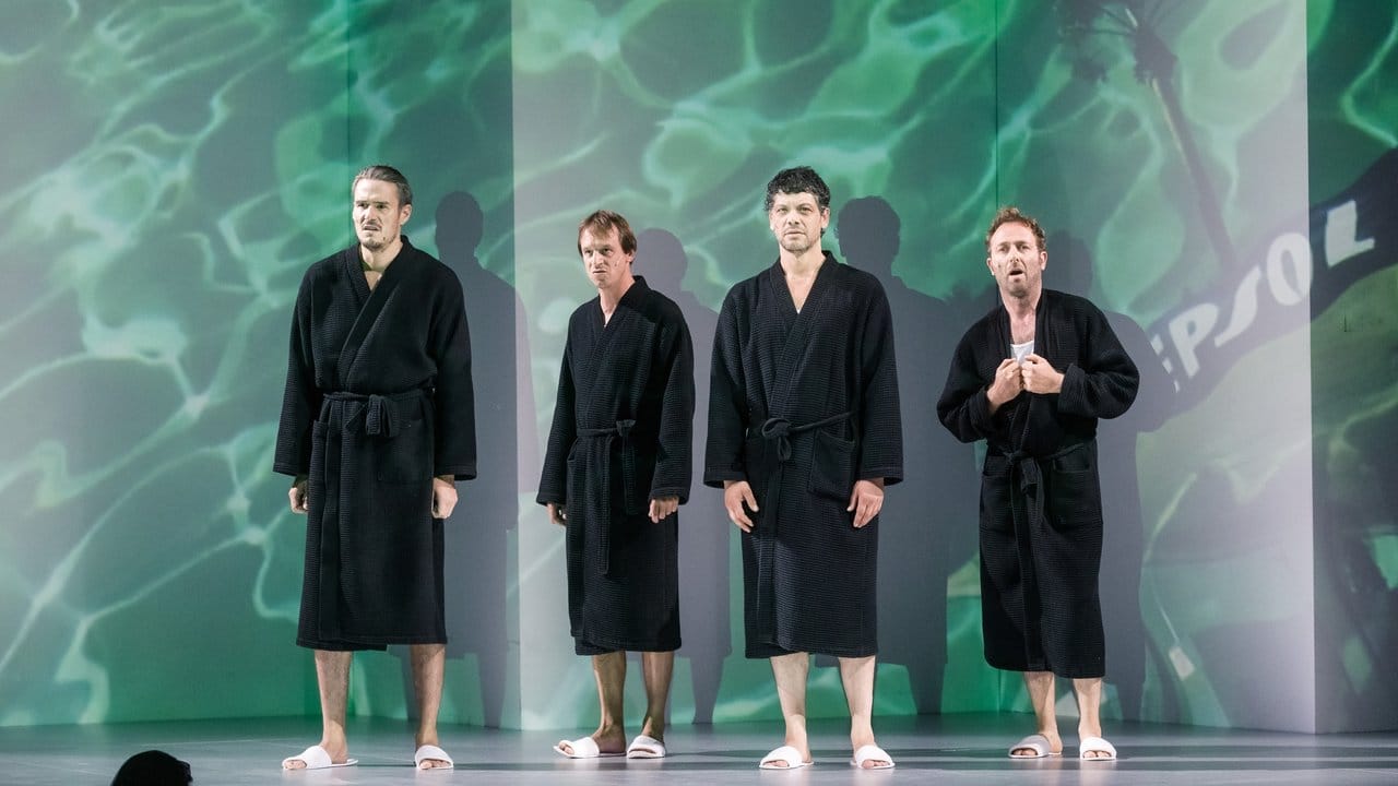 Die Schauspieler Tilman Strauß (l-r), Jan-Peter Kampwirth, Carlo Ljubek und Samuel Weiss treten in Bademänteln auf.