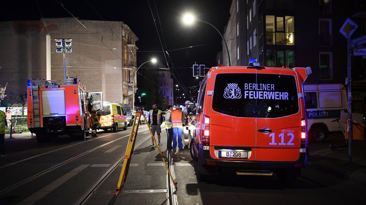 Feuerwehrfahrzeuge an der Unfallstelle Ecke Invalidenstraße und Ackerstraße.