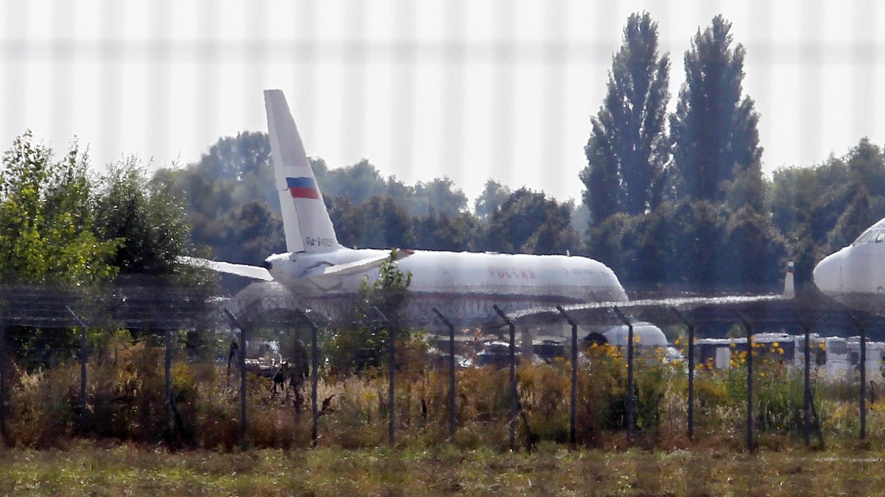 Ein russisches Flugzeug auf dem Internationalen Flughafen von Kiew.