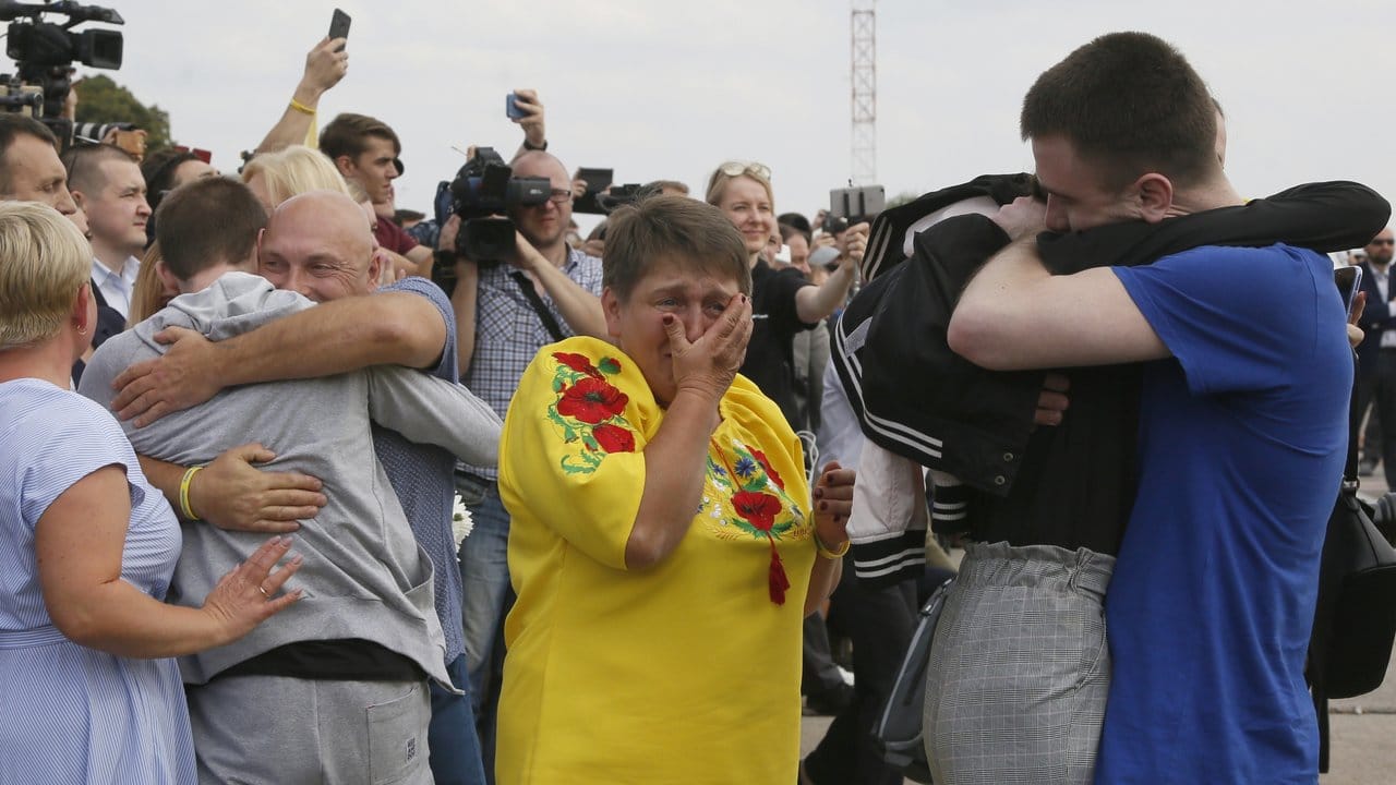 Verwandte begrüßen am Internationalen Flughafen von Kiew die entlassenen Gefangenen.