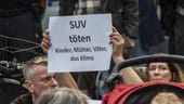 Trauer und Zorn: Ein Teilnehmer der Mahnwache in Berlin mit der Anklage "SUV töten Kinder, Mütter, Väter, das Klima".