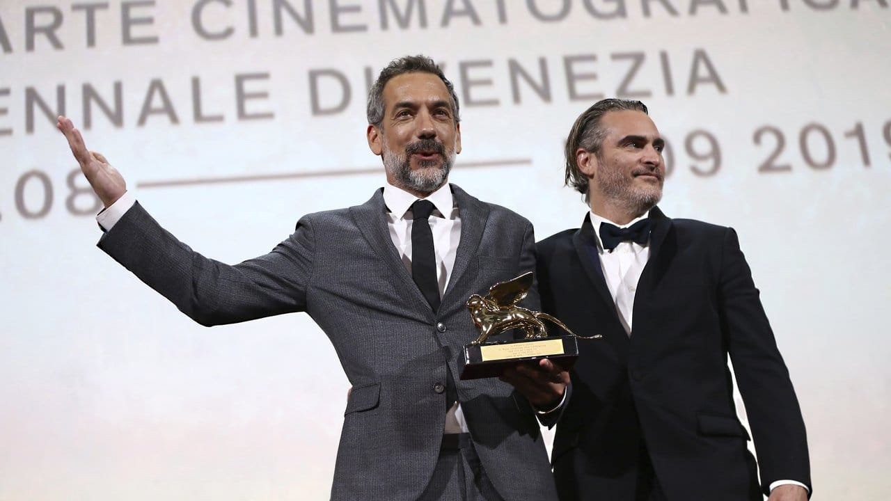 Die großen Gewinner des Abends: der Regisseur Todd Phillips (l) neben dem Schauspieler Joaquin Phoenix.