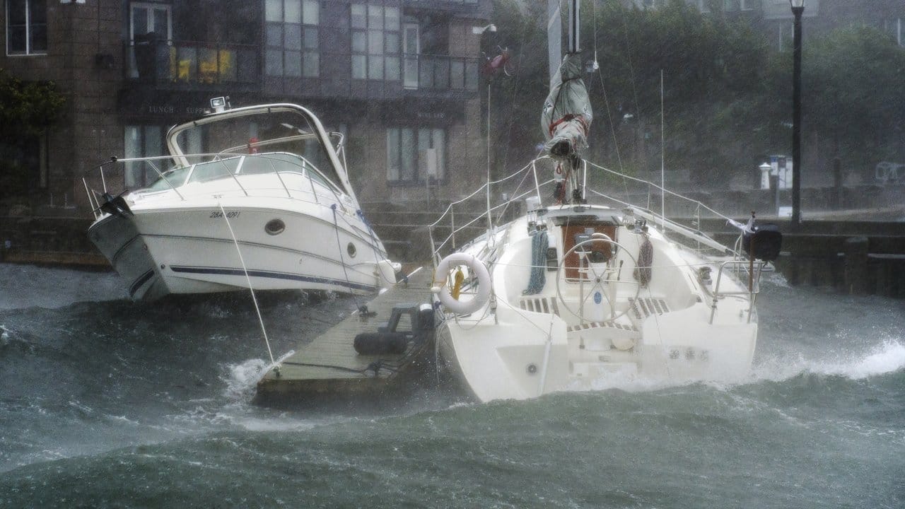 Starke Wellen treffen entlang der Uferpromenade im kanadischen Halifax auf Boote. Starke Wellen treffen entlang der Uferpromenade im kanadischen Halifax auf Boote.