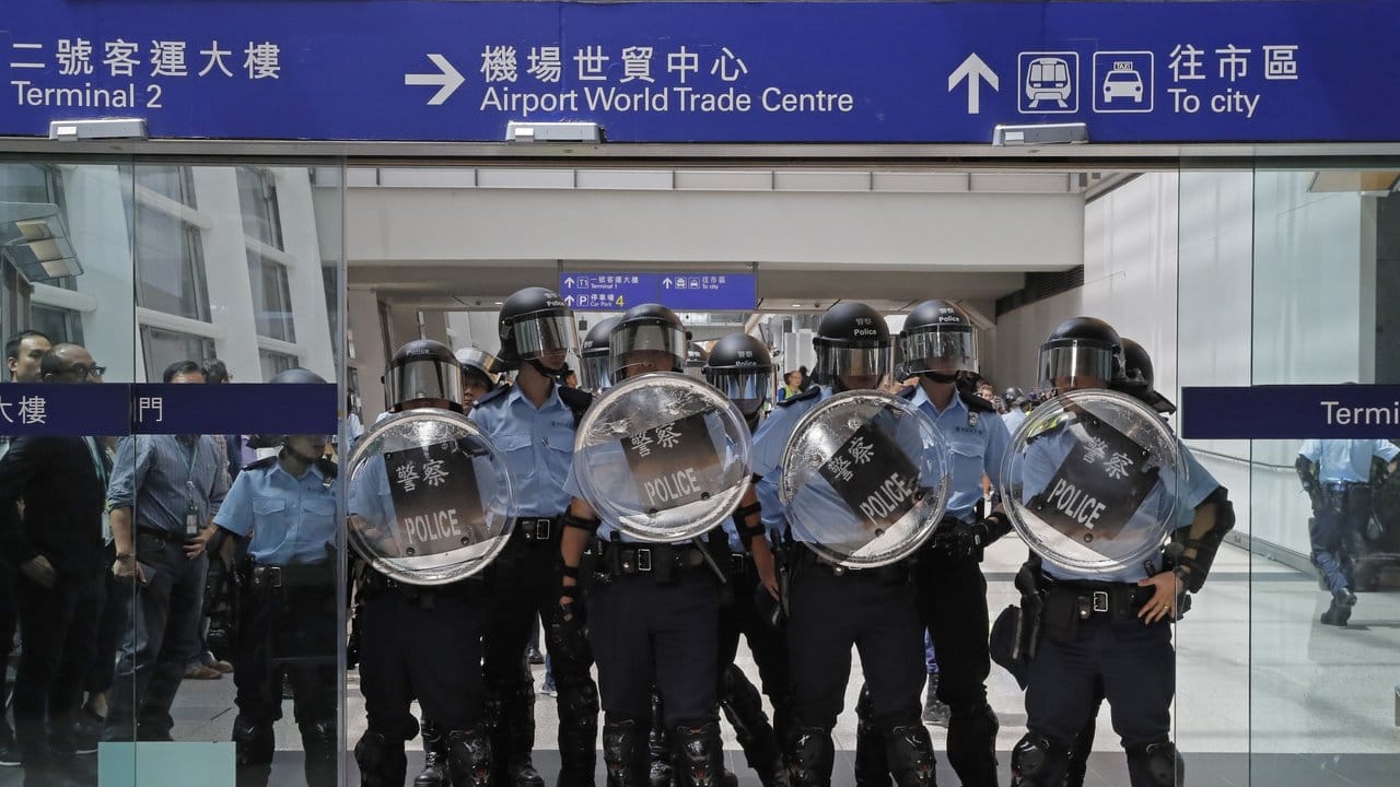 Bereitschaftspolizei am Eingang des Flughafens von Hongkong.