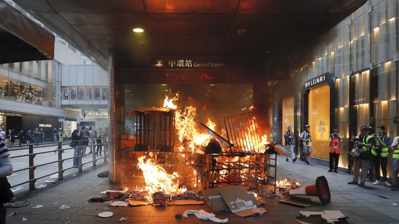 Nachdem Demonstranten U-Bahnstationen verwüstet, Feuer gelegt und den Verkehr blockiert hatten, kam es zu gewaltsamen Zusammenstößen mit Sicherheitskräften.