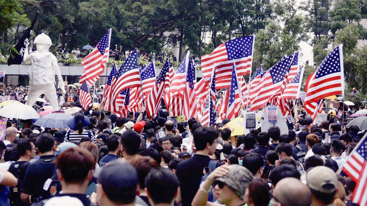Das wird Peking nicht gefallen: Hongkonger Demonstranten schwenken Fahnen der USA.