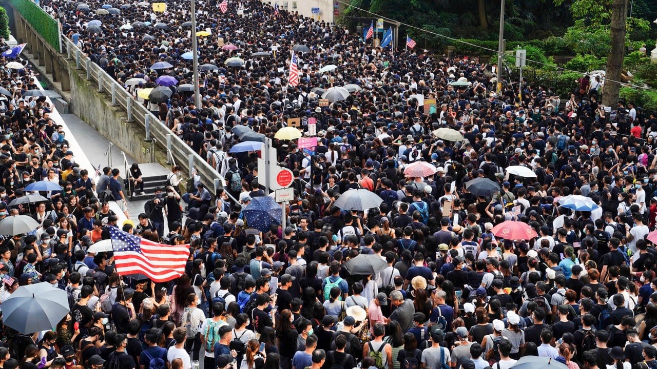 Hongkonger Demonstranten marschieren zum US-Konsulat, um internationale Unterstützung für ihre Protestbewegung zu gewinnen.