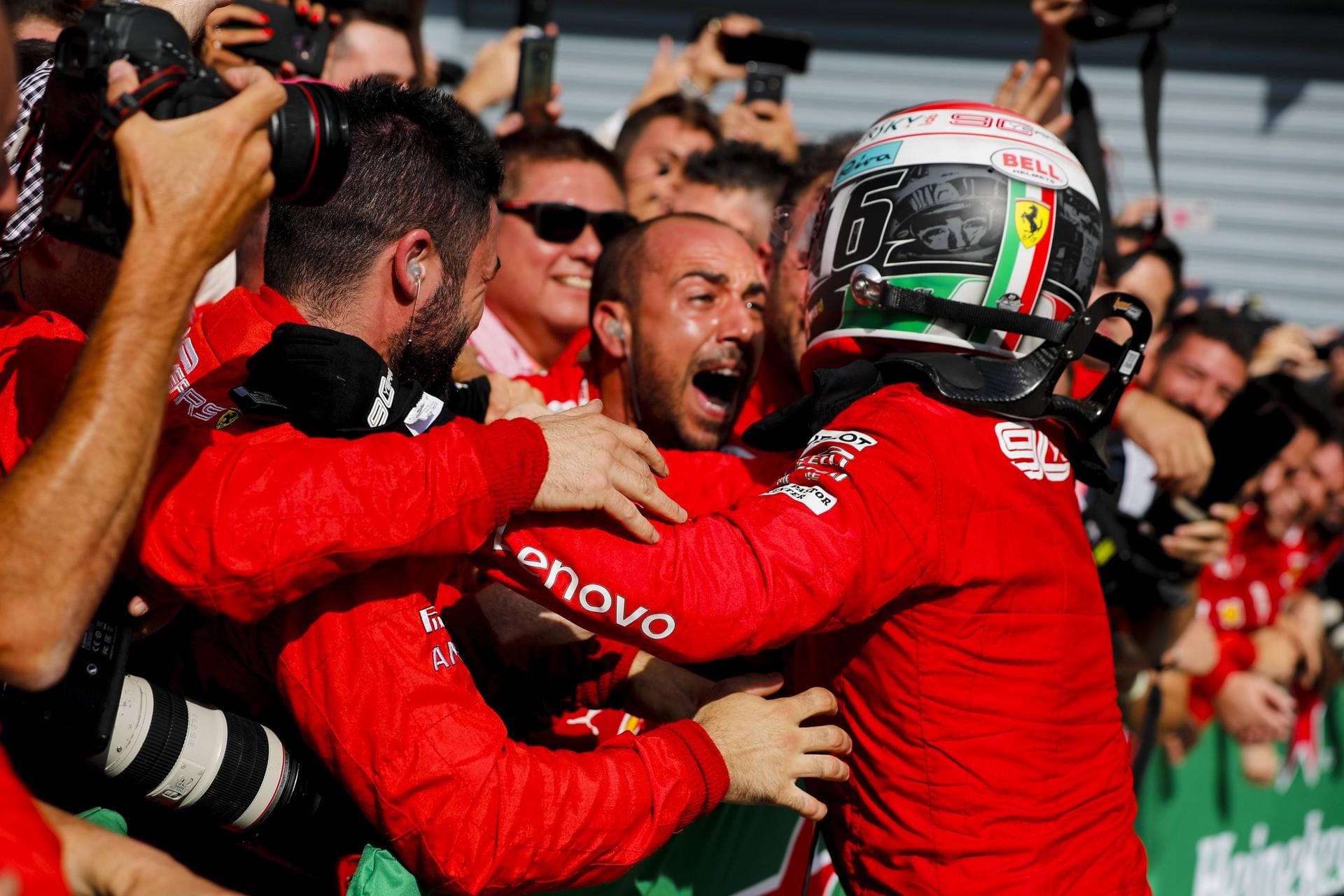 Sieger Charles Leclerc jubelt mit seinen Ferrari-Teamkollegen nach seinem Triumph in Monza.