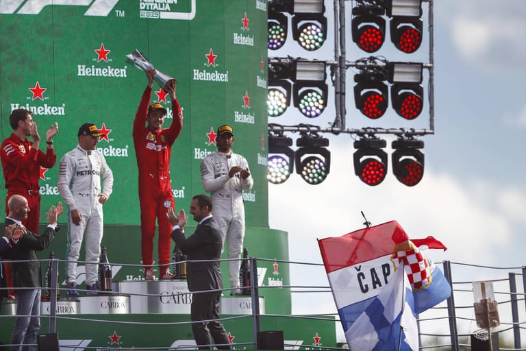 Charles Leclerc mit dem Siegerpokal. Der Monegasse versetzte die beiden Mercedes-Piloten Bottas und Hamilton auf die Plätze.