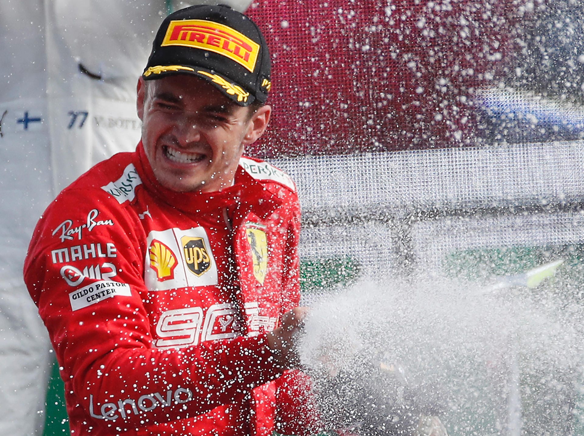 Charles Lecler feiert seinen Sieg in Monza ausgiebig. Es war der erste sieg beim Heim-Grand-Prix für Ferrari seit dem Jahr 2010.