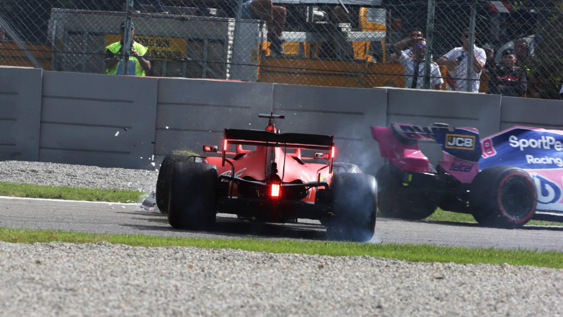 Charles Leclerc setzt seinen Höhenflug in der Formel 1 fort und hat Ferrari den ersten Heimsieg seit 2010 beschert. Der Monegasse gewann eine Woche nach seinem Sieg in Spa auch den Großen Preis von Italien in Monza, die Plätze zwei und drei gingen an das Mercedes-Duo aus Valtteri Bottas und Weltmeister Lewis Hamilton. Sebastian Vettel im zweiten Ferrari blieb nach einem frühen Fahrfehler und einer 10-Sekunden-Strafe wegen Verursachens eines Unfalls ohne WM-Punkte. Das Rennen von Monza in Bildern.