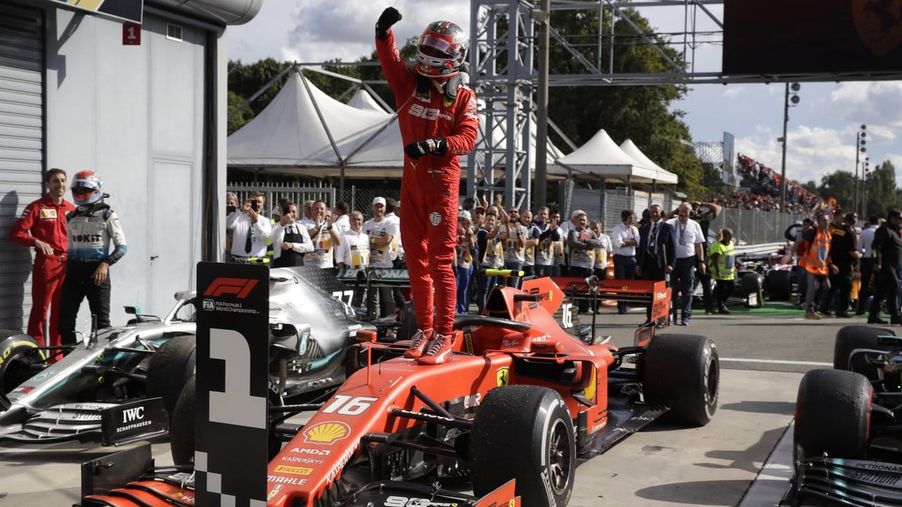 Leclerc feiert auf seinem Rennboliden stehend seinen Sieg beim Großen Preis von Italien.