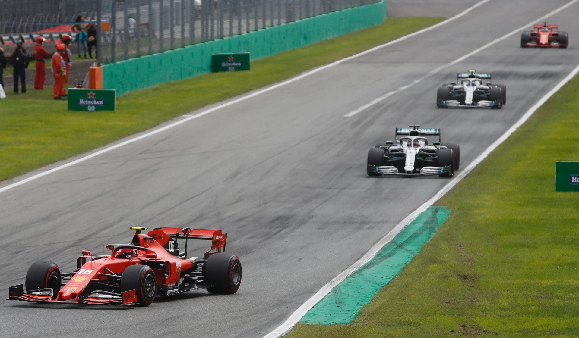 Ein Bild von kurzer Dauer: Charles Leclerc (l) aus Monaco führte vor Lewis Hamilton und Valtteri Bottas, dahinter folgte Sebastian Vettel.